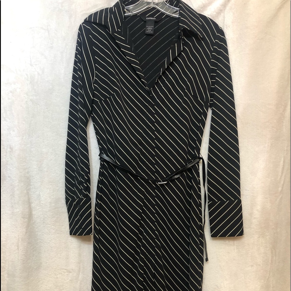 🔴4 for $20🔴Express long sleeve dress it’s belt